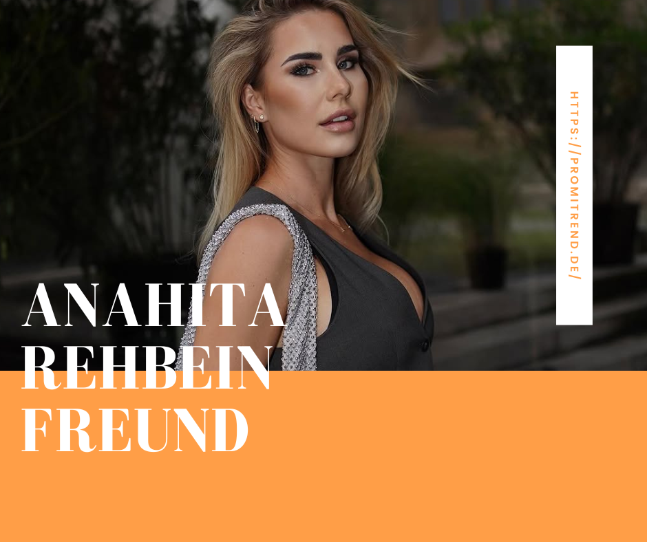 Eine Person mit langen blonden Haaren, die ein dunkles ärmelloses Oberteil und eine silberne Kettentasche trägt. Das Gesicht der Person ist verschwommen. Der Text "ANAHITA REHBEIN FREUND" ist in großen weißen Buchstaben auf einem orangefarbenen Hintergrund am unteren Rand des Bildes geschrieben. Ein vertikaler weißer Streifen auf der rechten Seite enthält die URL "HTTPS://PROMITREND.DE/".