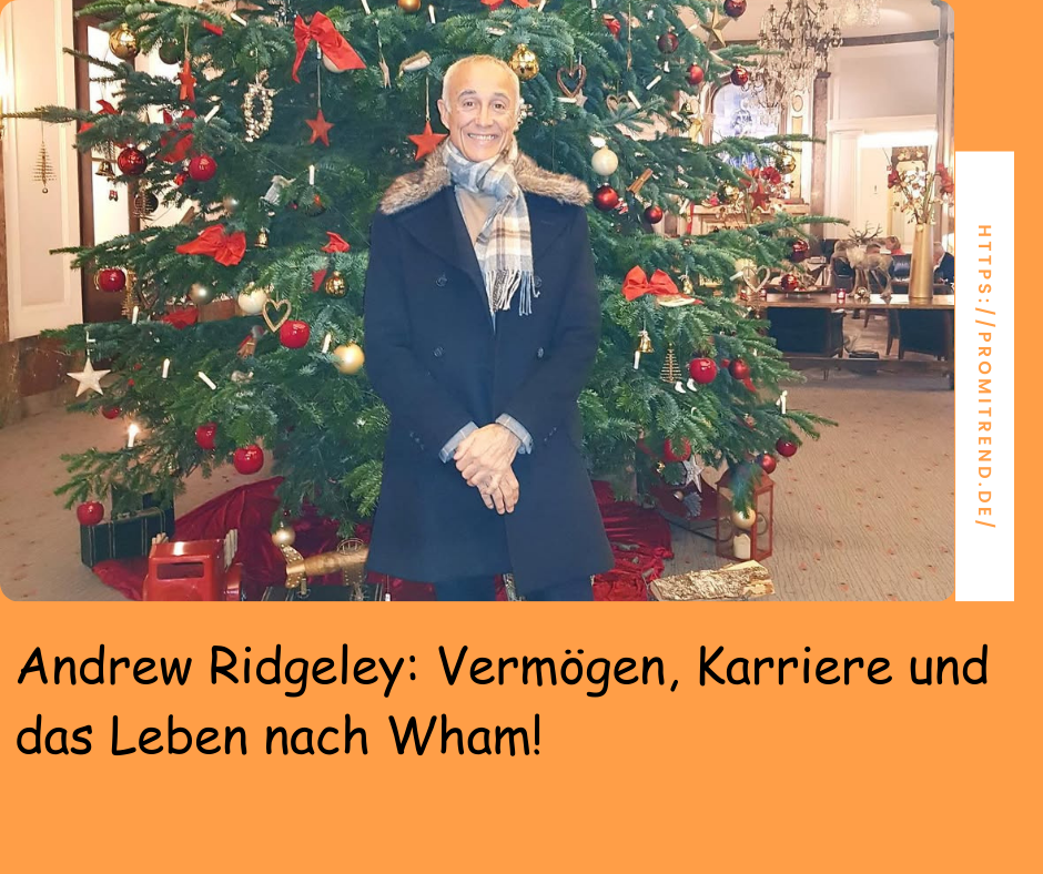 Eine Person steht vor einem weihnachtlich geschmückten Baum. Der Text auf dem Bild lautet: "Andrew Ridgeley: Vermögen, Karriere und das Leben nach Wham!"