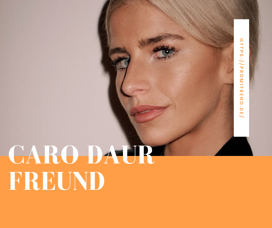 Ein Bild mit einem orangefarbenen Hintergrund, auf dem der Text "CARO DAUR FREUND" in weißer Schrift steht. Rechts im Bild ist ein vertikaler weißer Streifen mit der URL "HTTPS://PROMITREND.DE/" in orangefarbener Schrift zu sehen.