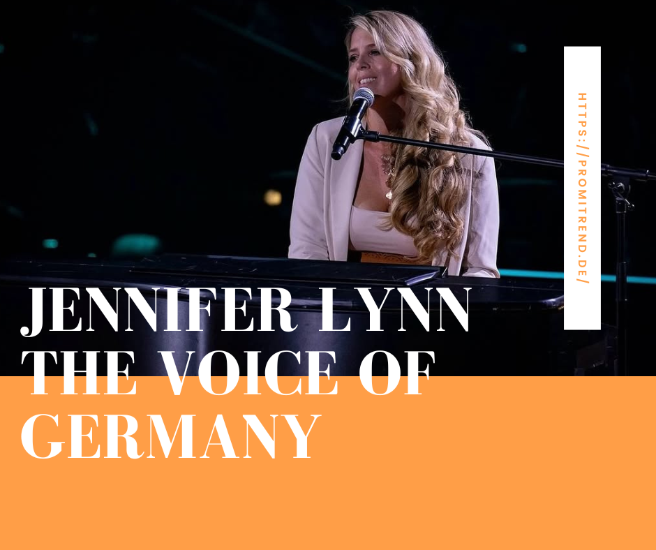 Eine Frau mit langen, lockigen Haaren sitzt an einem Klavier und singt in ein Mikrofon. Der Text auf dem Bild lautet "Jennifer Lynn The Voice of Germany". Auf der rechten Seite steht eine URL: "https://promitrend.de/".