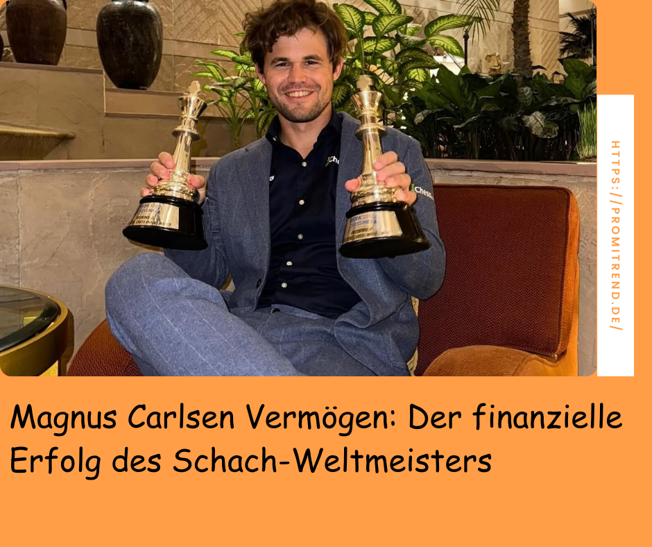 Eine Person in einem blauen Anzug sitzt auf einem Sessel und hält zwei Schachfiguren-Trophäen. Im Hintergrund sind Pflanzen und Vasen zu sehen. Text: "Magnus Carlsen Vermögen: Der finanzielle Erfolg des Schach-Weltmeisters".