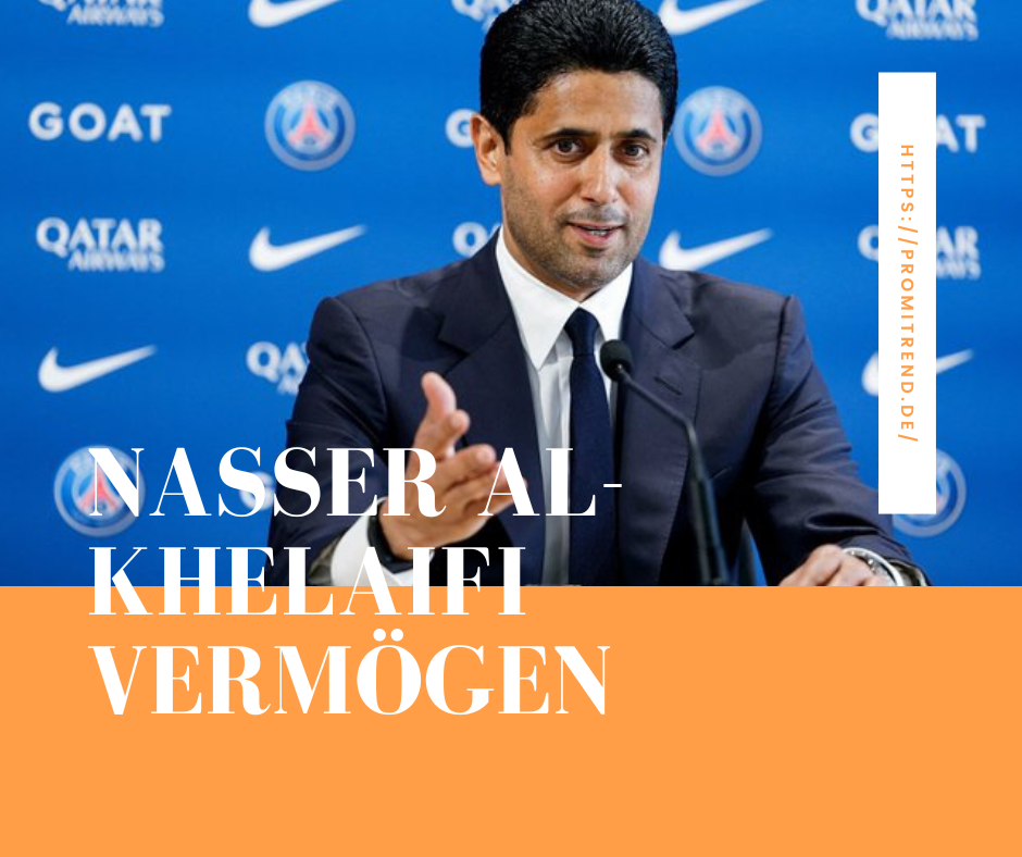 Ein Mann im Anzug spricht bei einer Pressekonferenz, im Hintergrund Logos von PSG, Nike, GOAT und Qatar Airways. Text: "Nasser Al-Khelaifi Vermögen".