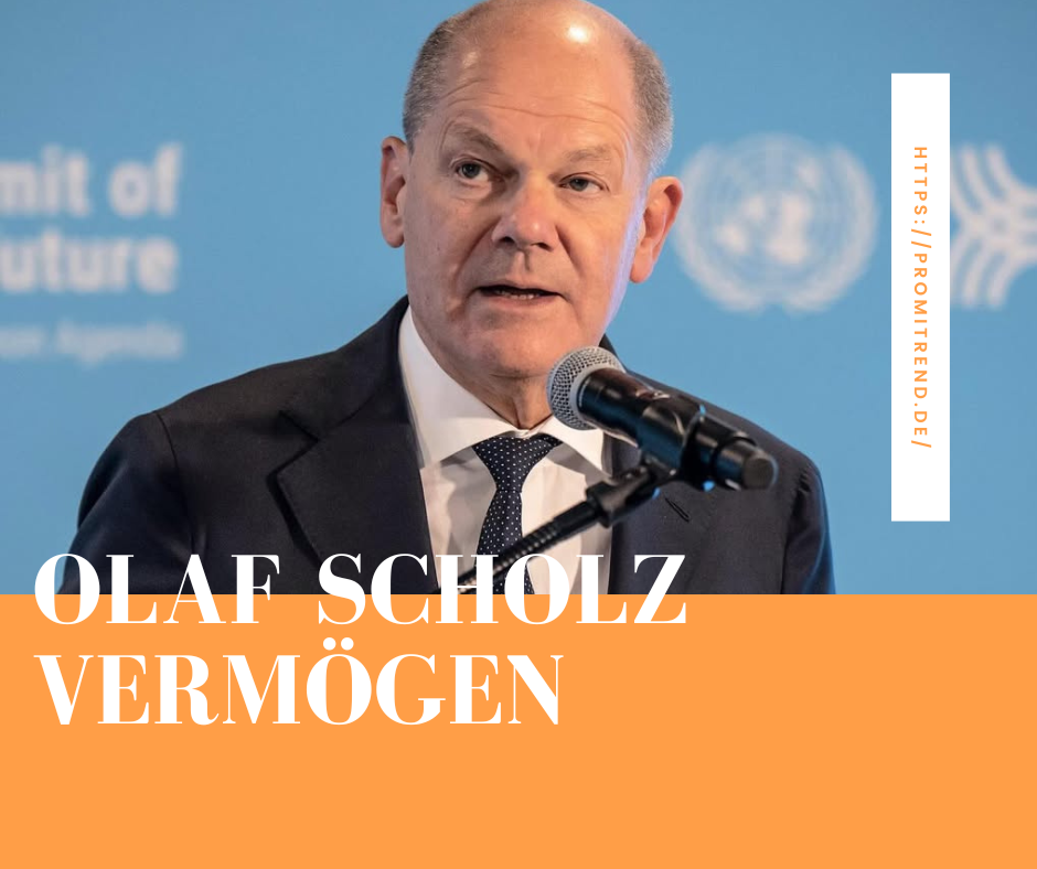 Olaf Scholz spricht bei einer Veranstaltung, Mikrofon vor ihm, Text "Olaf Scholz Vermögen" und URL "https://promitrend.de/" sichtbar.