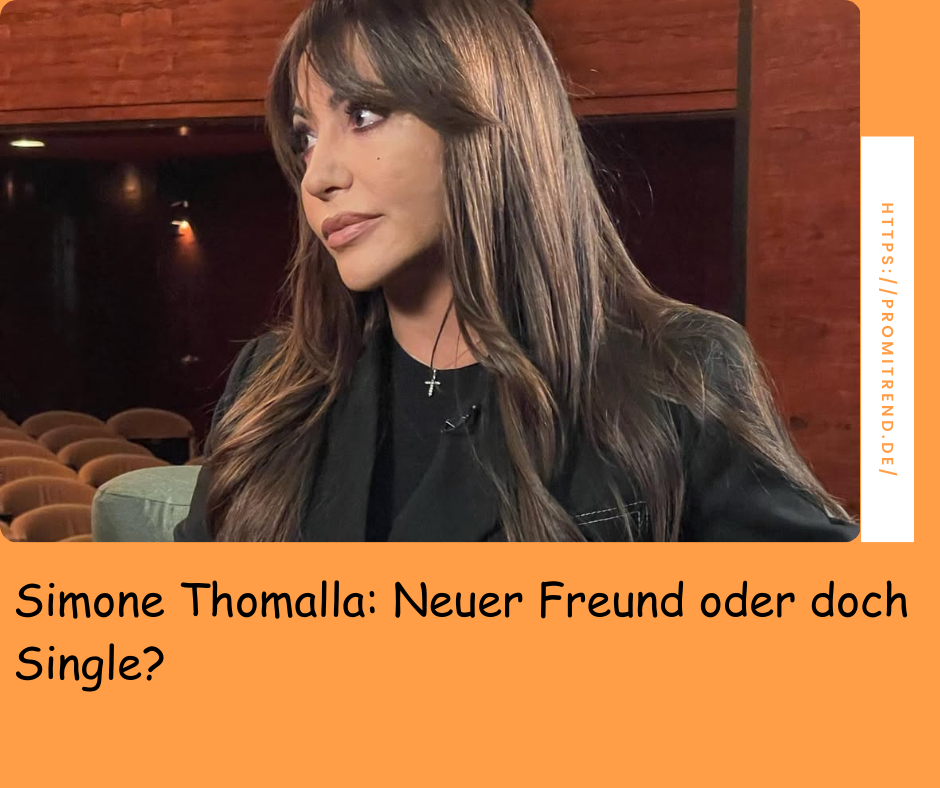 Simone Thomalla sitzt in einem Theaterraum und blickt nachdenklich zur Seite.