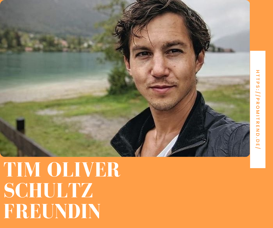 Ein Mann steht vor einem See mit Bergen im Hintergrund. Sein Gesicht ist unscharf gemacht. Auf dem Bild steht "TIM OLIVER SCHULTZ FREUNDIN" und die URL "HTTPS://PROMITREND.DE/".