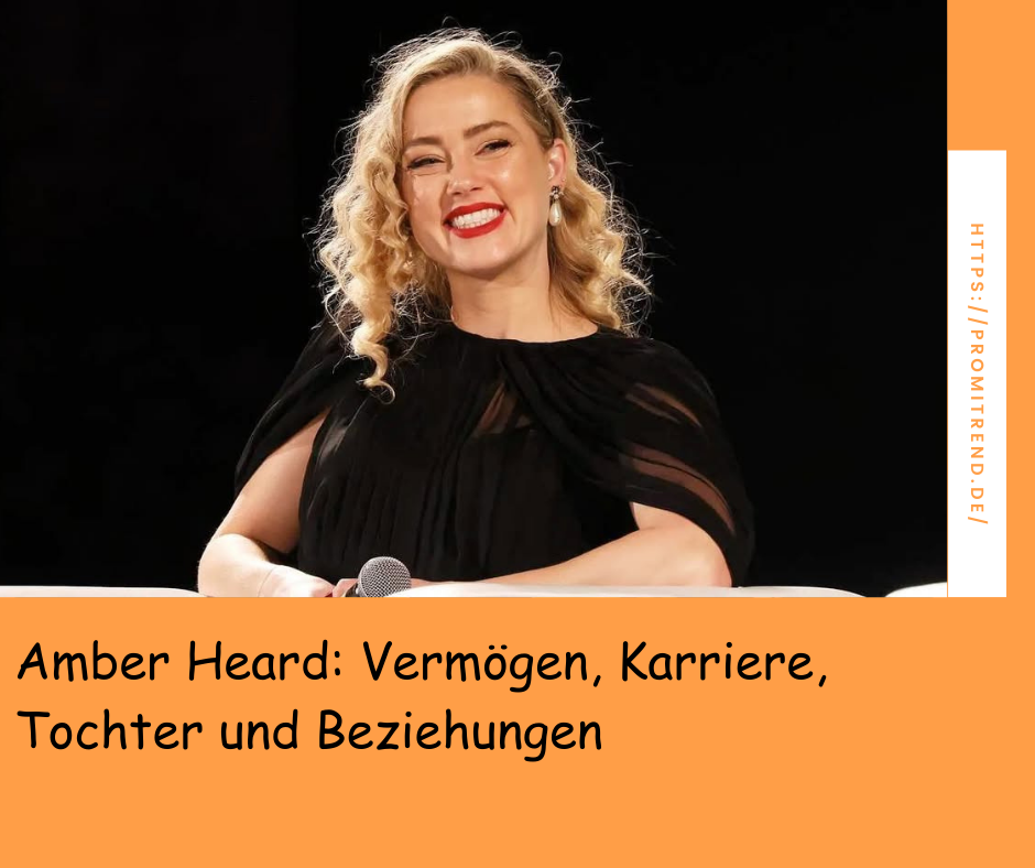 Eine Person mit lockigem blondem Haar sitzt auf einer Bühne und hält ein Mikrofon. Der Text auf dem Bild lautet: "Amber Heard: Vermögen, Karriere, Tochter und Beziehungen".