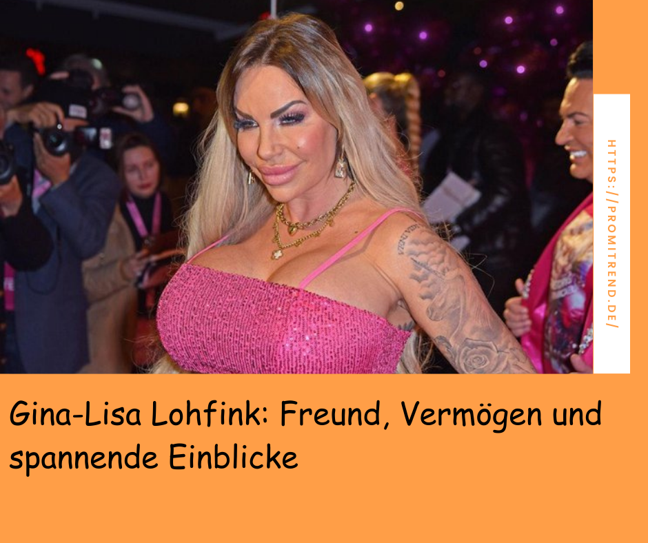 Eine Frau in einem glitzernden pinken Kleid mit Tattoos auf dem Arm posiert vor Fotografen.