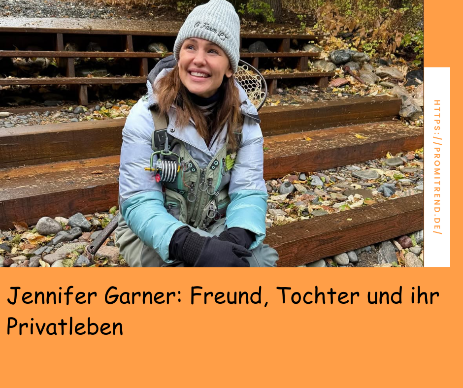 Eine Person sitzt auf einer Holztreppe im Freien, trägt eine graue Mütze und eine blaue Jacke. Der Hintergrund zeigt herbstliche Blätter und Steine.