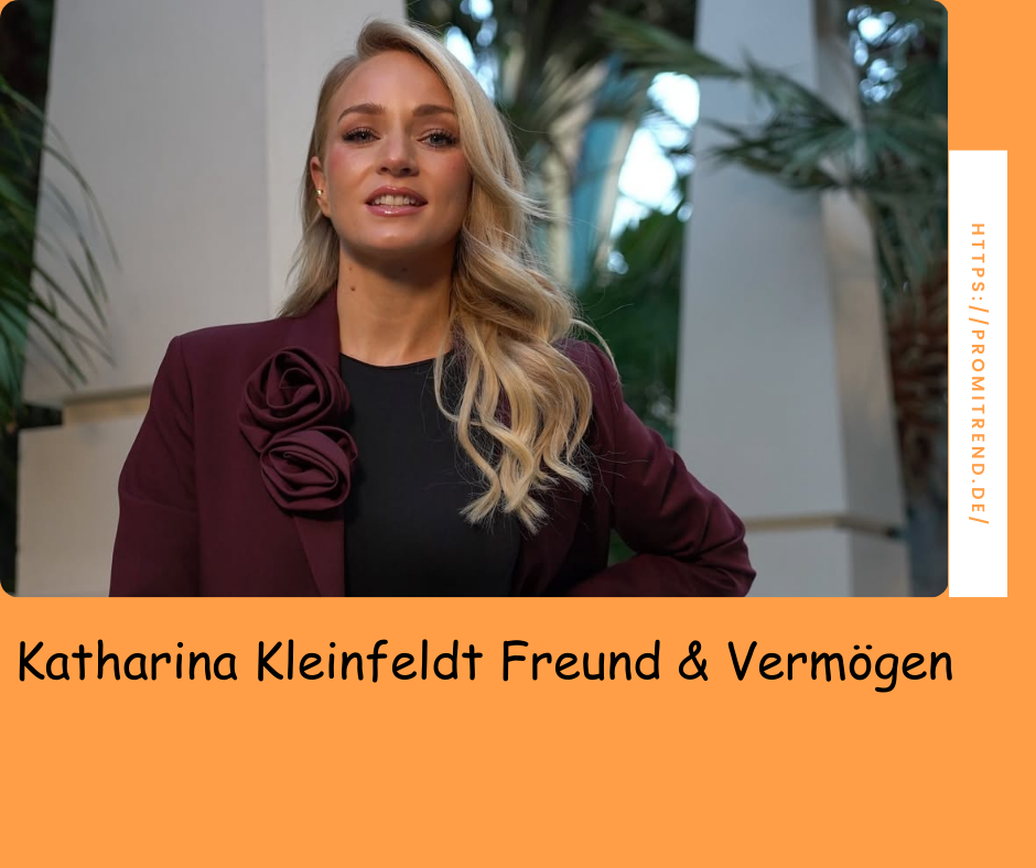 Eine Frau mit verdecktem Gesicht trägt einen weinroten Blazer mit Blumenapplikationen und steht vor einer tropischen Kulisse. Der Text auf dem Bild lautet "Katharina Kleinfeldt Freund & Vermögen".