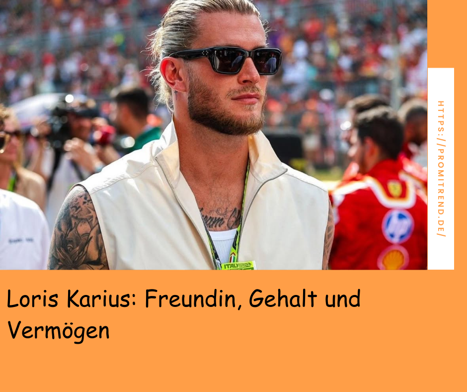 Ein Mann mit Sonnenbrille und Tattoos steht in einem belebten Außenbereich. Im Hintergrund sind Menschen und bunte Kleidung zu sehen. Auf dem Bild steht der Text "Loris Karius: Freundin, Gehalt und Vermögen".