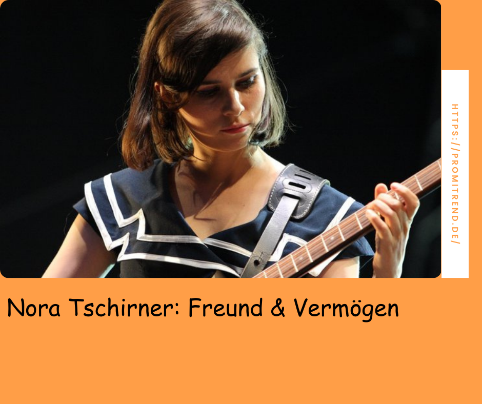 Eine Person spielt Gitarre, der Kopf ist verpixelt. Text: "Nora Tschirner: Freund & Vermögen".