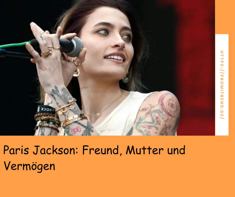 Eine tätowierte Person hält ein Mikrofon und singt. Der Text lautet: "Paris Jackson: Freund, Mutter und Vermögen".