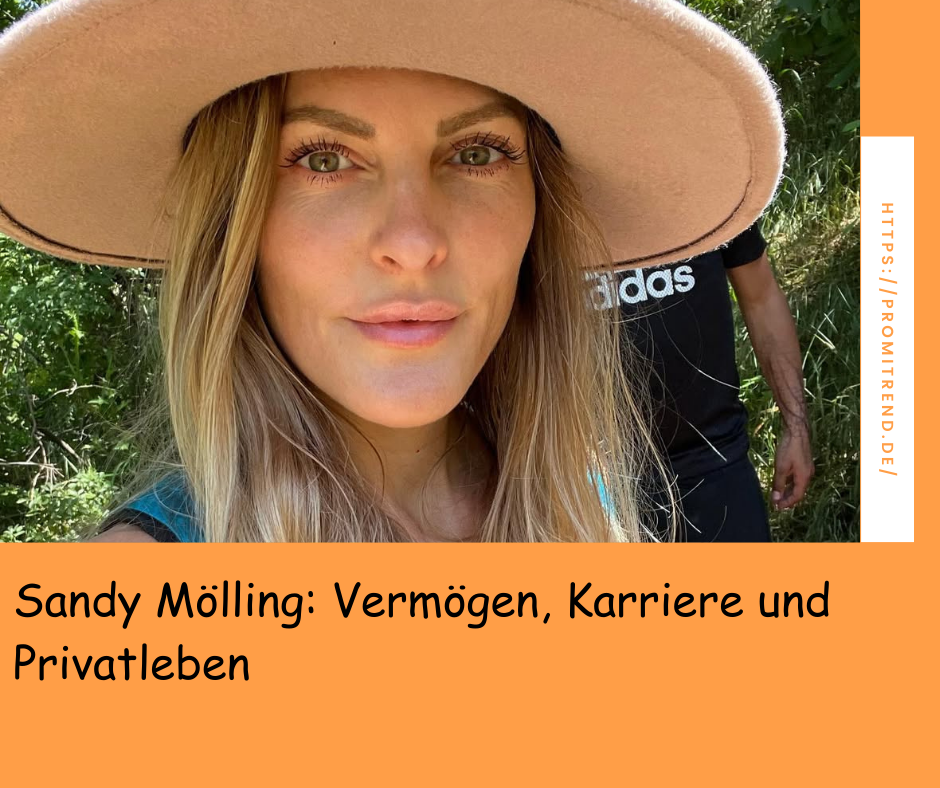 Eine Person mit einem großen beigen Hut und einem blauen Hemd, die draußen mit viel Grün im Hintergrund steht. Eine weitere Person in einem schwarzen Adidas-Shirt ist teilweise hinter ihnen zu sehen. Text auf dem Bild bereit "Sandy Mölling: Vermögen, Karriere und Privatleben."