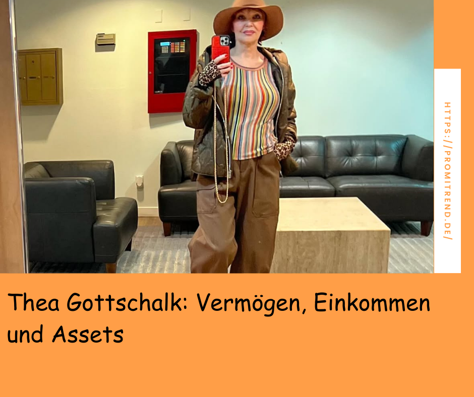 Person in modischer Kleidung macht ein Selfie in einem Raum mit schwarzen Ledersofas und einem Tisch. Text: "Thea Gottschalk: Vermögen, Einkommen und Assets".