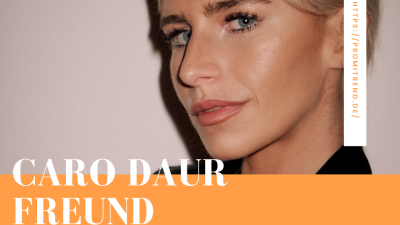 Ein Bild mit einem orangefarbenen Hintergrund, auf dem der Text "CARO DAUR FREUND" in weißer Schrift steht. Rechts im Bild ist ein vertikaler weißer Streifen mit der URL "HTTPS://PROMITREND.DE/" in orangefarbener Schrift zu sehen.