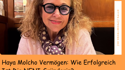 Eine Frau mit lockigem Haar und einem gepunkteten Schal sitzt in einem holzgetäfelten Raum. Ihr Gesicht ist unscharf gemacht. Text auf dem Bild: "Haya Molcho Vermögen: Wie Erfolgreich Ist Die NENI-Gründerin?"