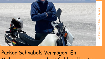 Eine Person steht mit verschränkten Armen neben einem Motorrad auf einer weiten, salzigen Ebene. Der Himmel ist klar und blau.