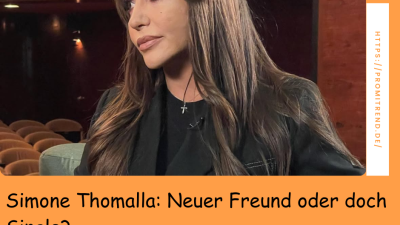 Simone Thomalla sitzt in einem Theaterraum und blickt nachdenklich zur Seite.