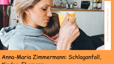 Eine Person mit kurzen blonden Haaren hält eine gelbe Tasse und umarmt ein Kind. Im Hintergrund ist eine Küche zu sehen. Der Text auf dem Bild lautet: "Anna-Maria Zimmermann: Schlaganfall, Kinder, Ehemann".