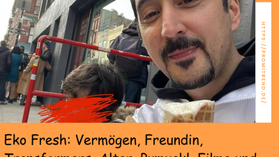 Zwei Personen essen Eis auf einer belebten Straße