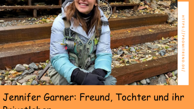 Eine Person sitzt auf einer Holztreppe im Freien, trägt eine graue Mütze und eine blaue Jacke. Der Hintergrund zeigt herbstliche Blätter und Steine.