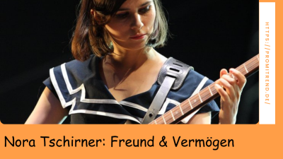 Eine Person spielt Gitarre, der Kopf ist verpixelt. Text: "Nora Tschirner: Freund & Vermögen".