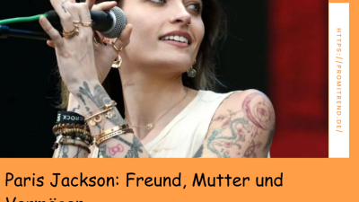 Eine tätowierte Person hält ein Mikrofon und singt. Der Text lautet: "Paris Jackson: Freund, Mutter und Vermögen".