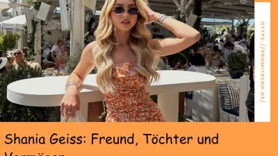 Eine Frau mit langen, welligen Haaren in einem orange-weißen Kleid lehnt an einem weißen Tisch in einem belebten Restaurant im Freien. Der Hintergrund zeigt andere Gäste und Pflanzen.