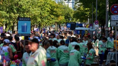 Marathon Zubehör mit Smartphone, Navigation, Tracking und digitaler Planung für Treffpunkte und Rückweg